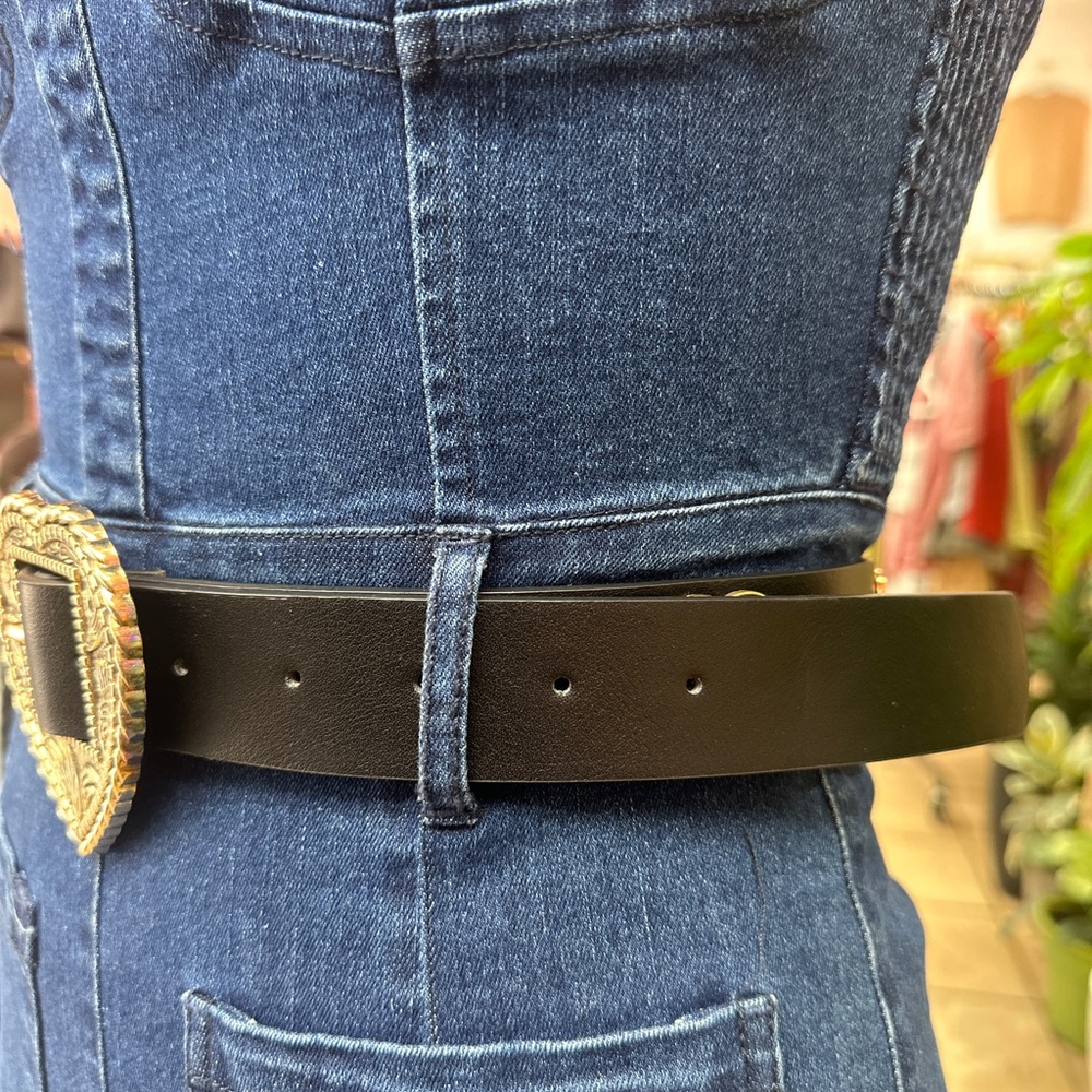 Etched Western Heart Buckle Belt | Black Faux Leather & Gold Detail 🤎✨ - Picture 4 of 7